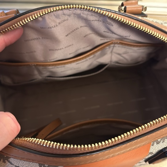 Michael Kors burnt orange and monogram handbag with shoulder strap! - Picture 6 of 9